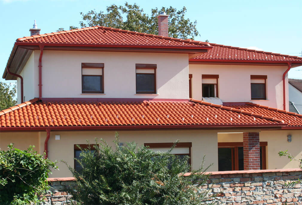 Dvojpodlažný dom s novou červenou škridlou a novými odkvapmi v Nitre