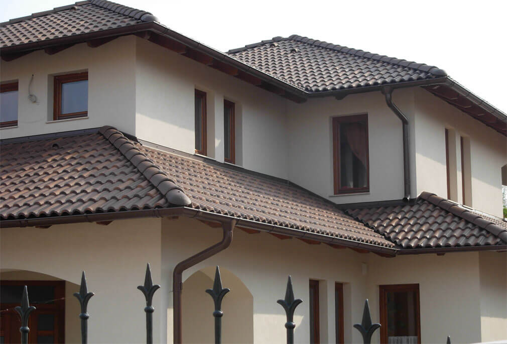 Viacúrovňová strecha s tmavou betónovou krytinou a kvalitnými klampiarskymi prvkami