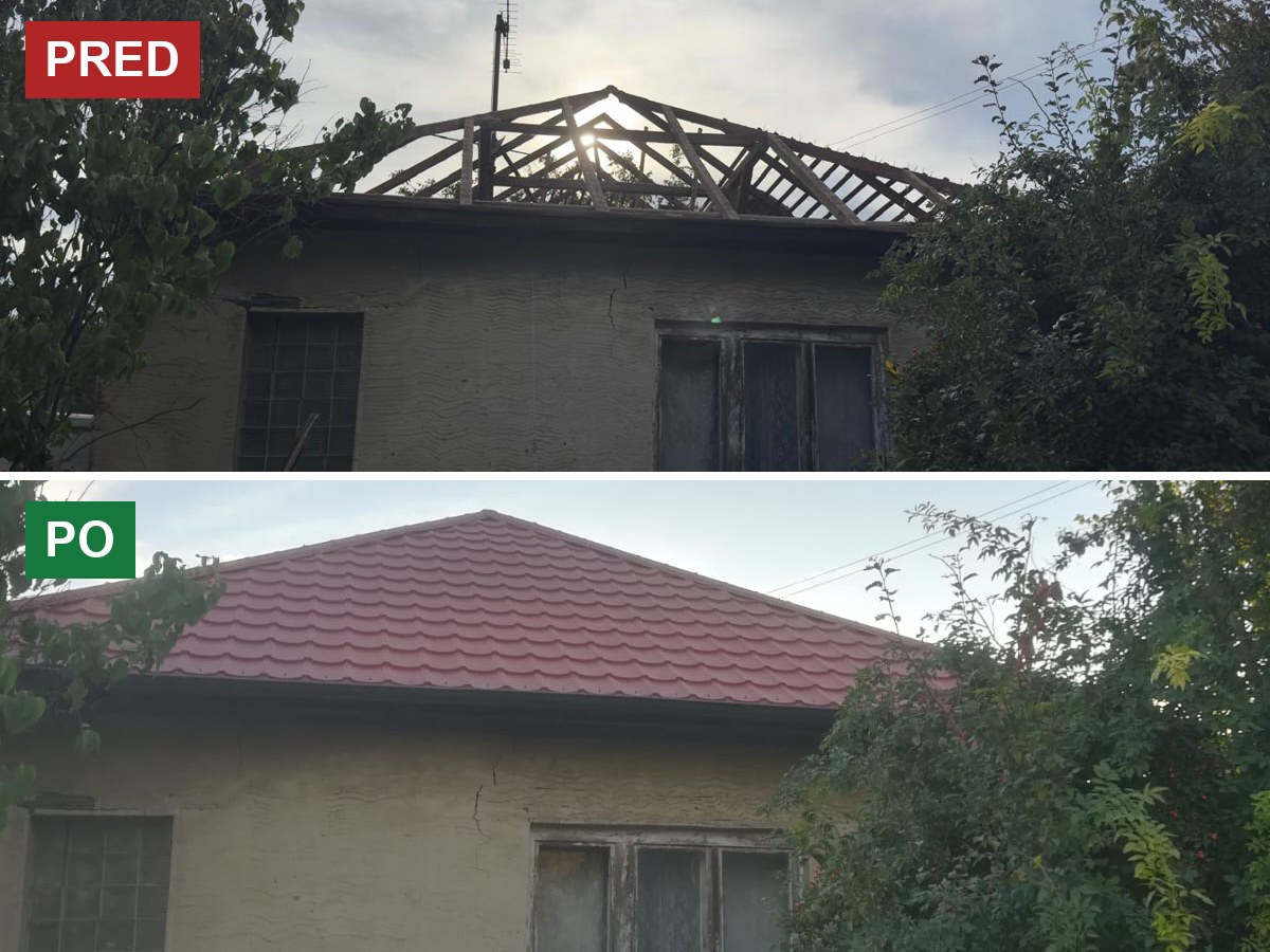 Rodinný dom v Pani pri Nitre: hore rozobratá stará strecha, dole nová červená plechová krytina v tvare škridly